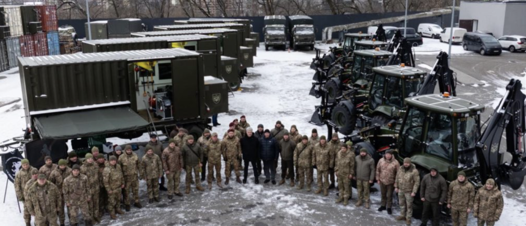 Poroshenko handed over five new excavators to the military for the construction of fortifications and container repair facilities.