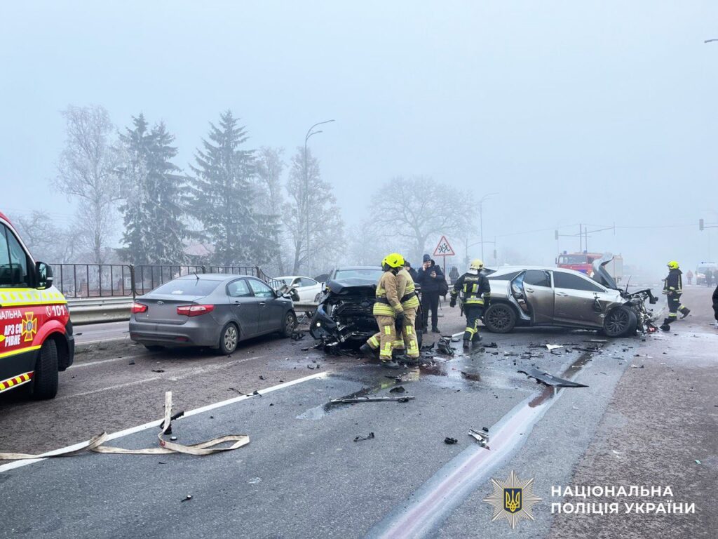 На Рівненщини сталася масштабна ДТП за участі одразу восьми авто, є постраждалі