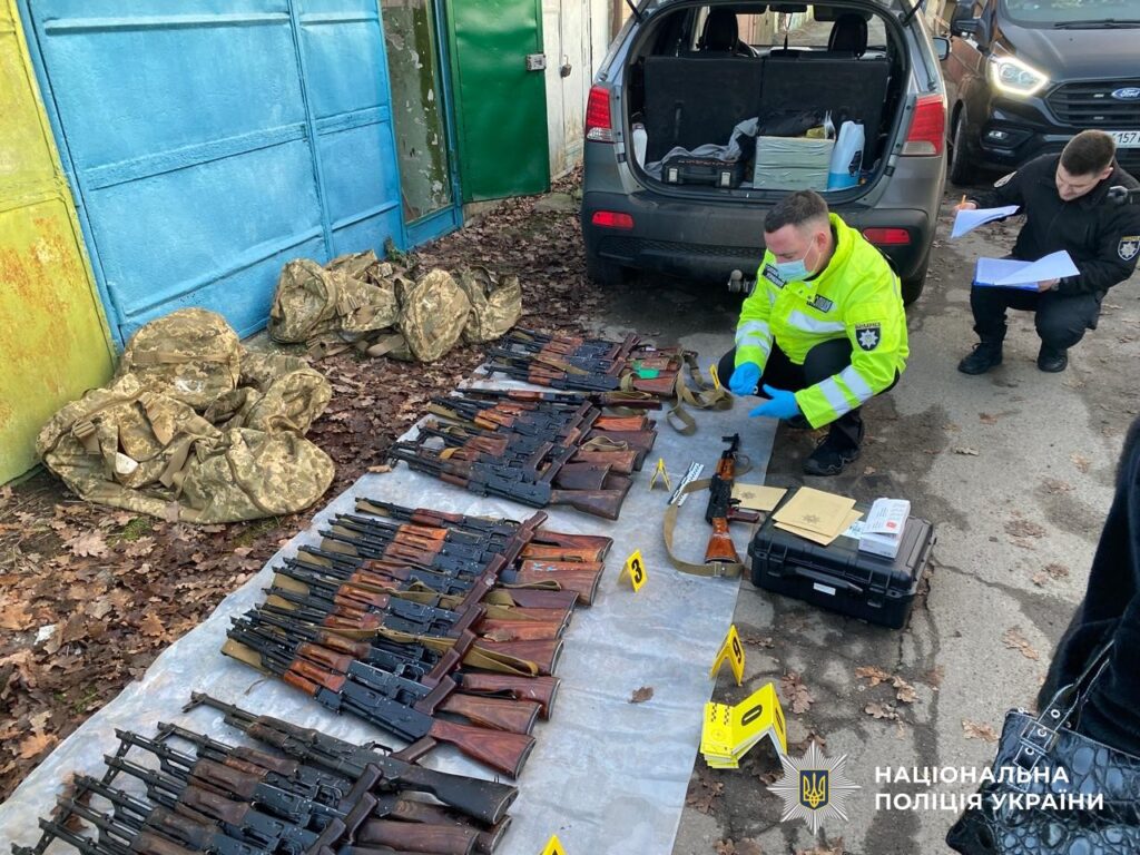 Автомати, кулемети, гранати та міни: на Кіровоградщині викрили канал нелегального продажу зброї