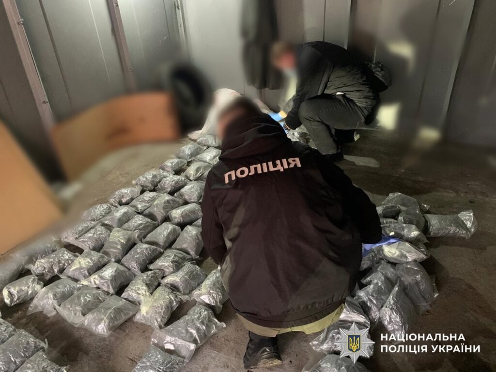 Оборот на десятки мільйонів гривень: у Києві та кількох областях викрили масштабну організацію наркоторговців