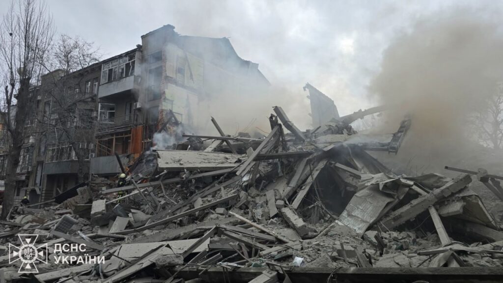 Russian troops hit a residential building in Kharkiv: many injured