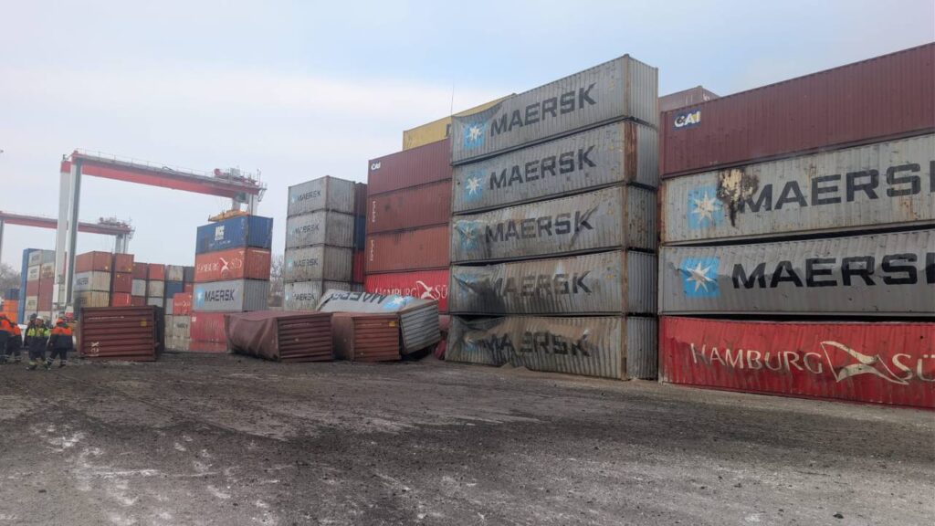 Російська армія вдарила ракетою по порту Чорноморськ: пошкоджене цивільне судно, є поранений