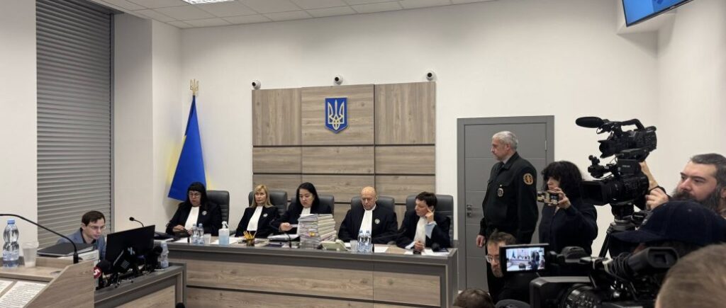 Суд за позовом Порошенка про скасування санкцій проходить у тісному приміщенні, дипломати сидять на підвіконні