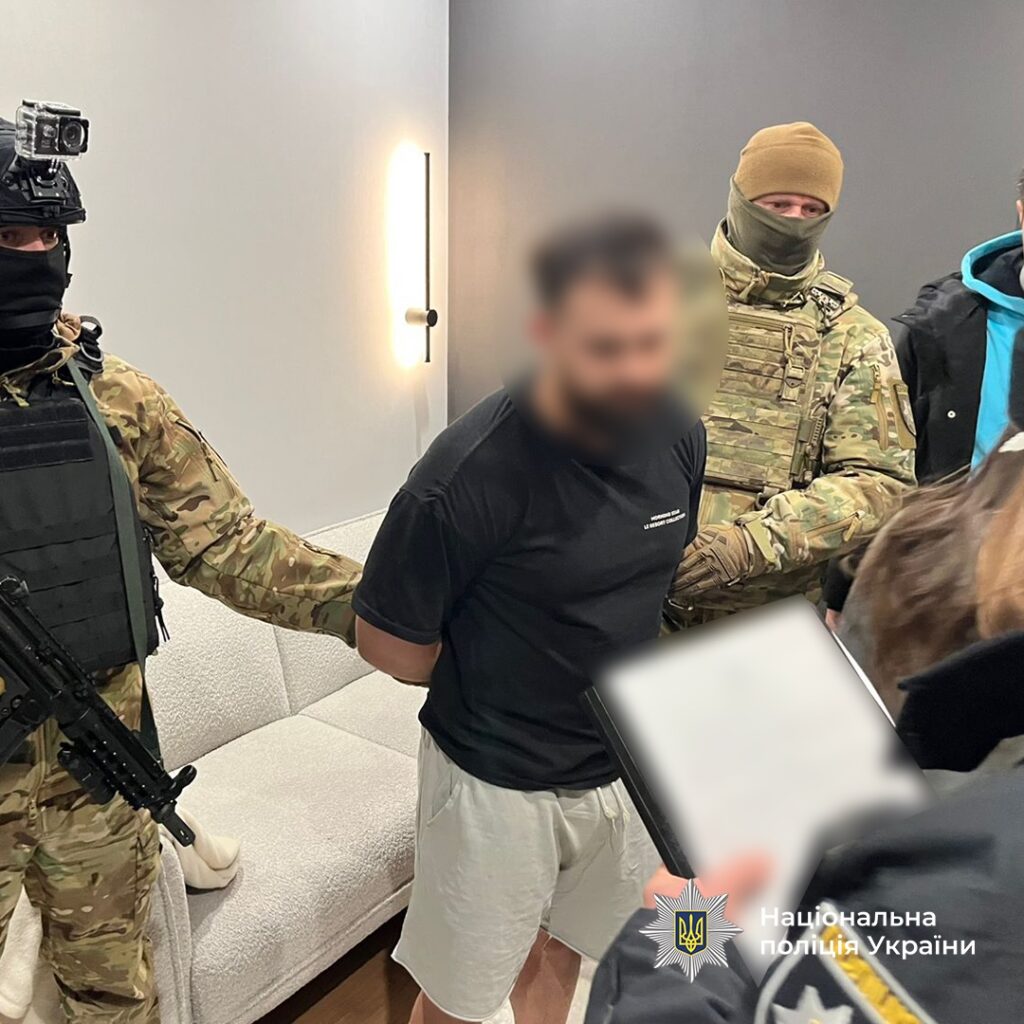 Допомагав ухилятись від служби за шість тисяч доларів: на Вінниччині затримали представника громадської організації