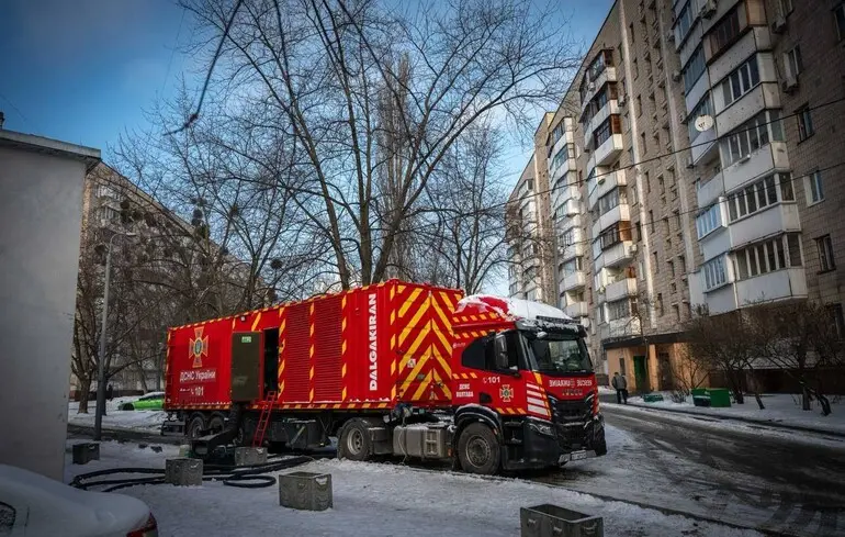 Нічна атака Росії знову паралізувала столицю: тисячі будинків без тепла