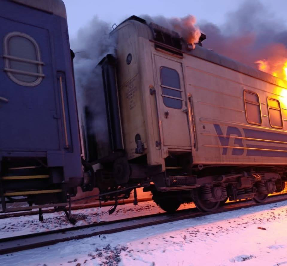 Росіяни вдарили по пасажирському поїзду на Харківщині: виникла пожежа, є постраждалі