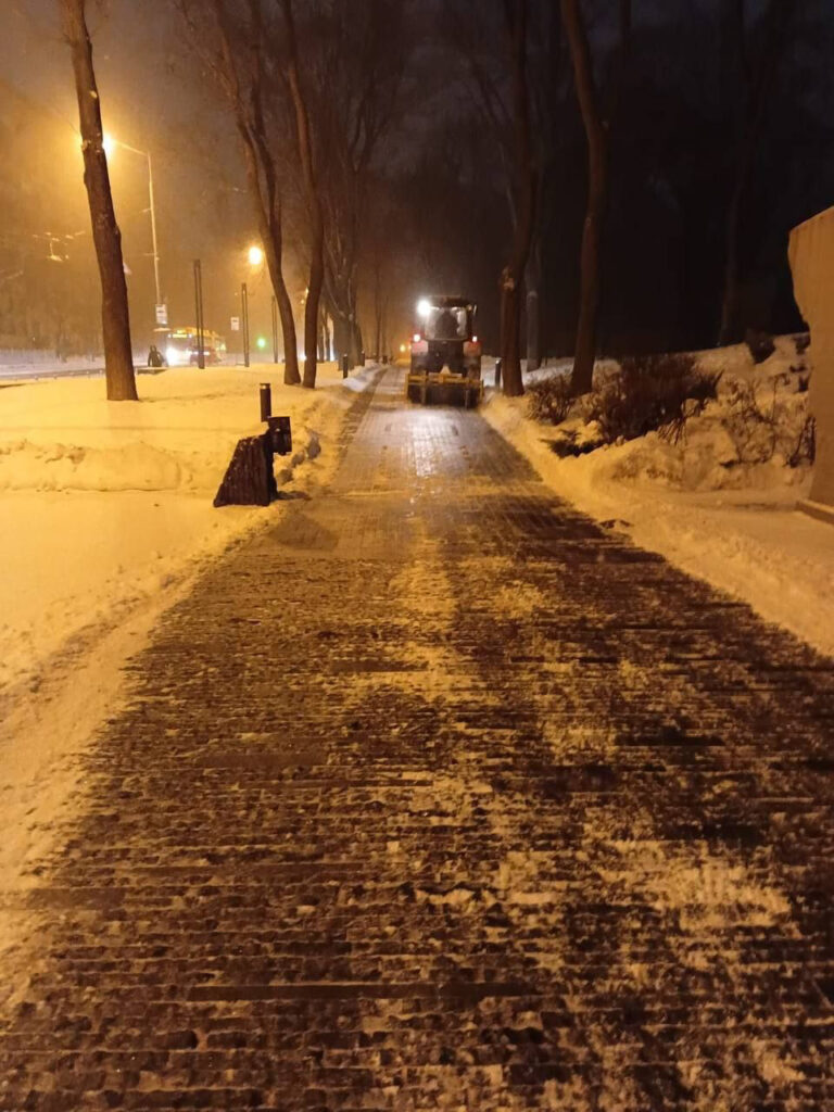 Snowfall in Kyiv: utility services work from night