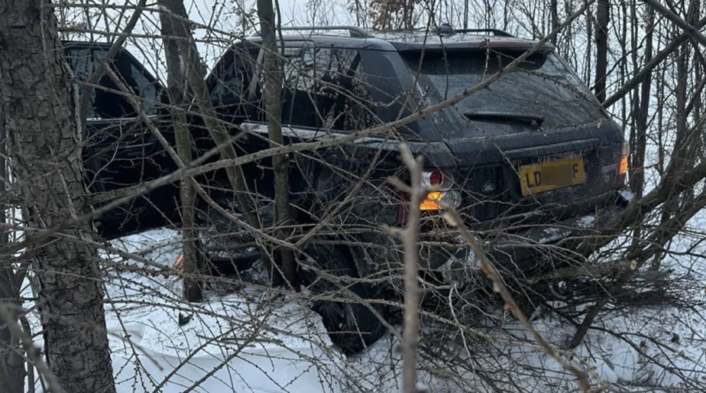 A Range Rover driver hit a border guard while attempting to smuggle six people onto the Romanian border.