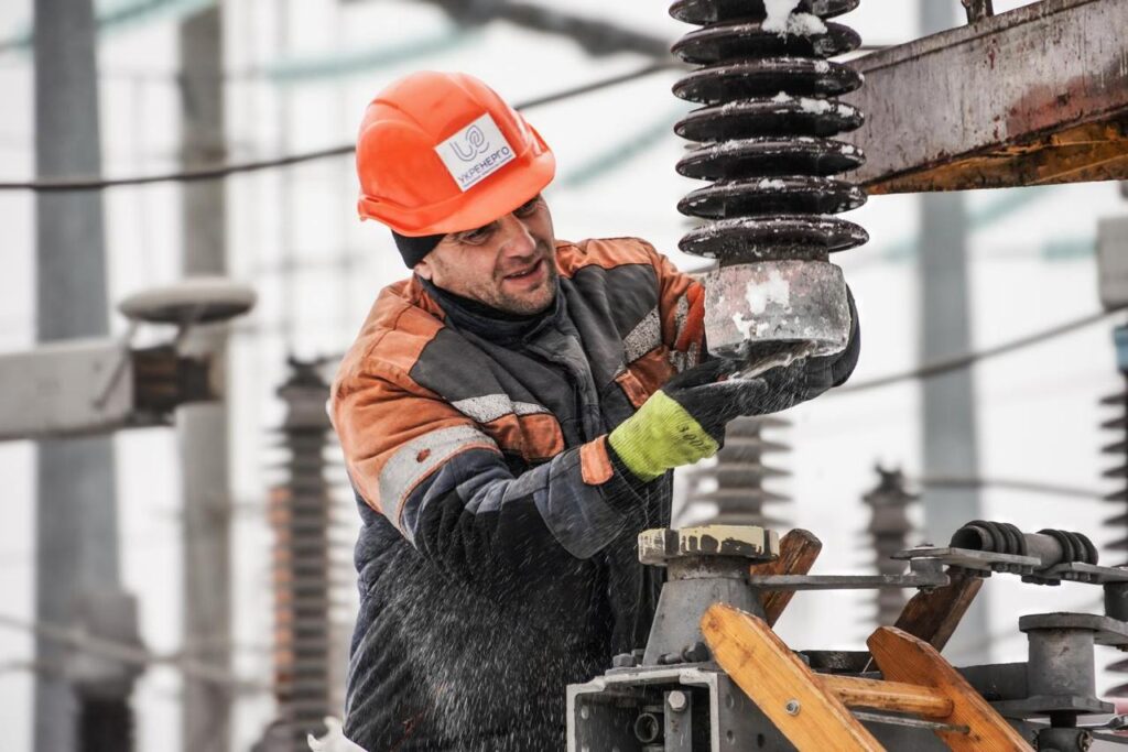 Hundreds of settlements have been cut off: residents of eight regions were left without electricity
