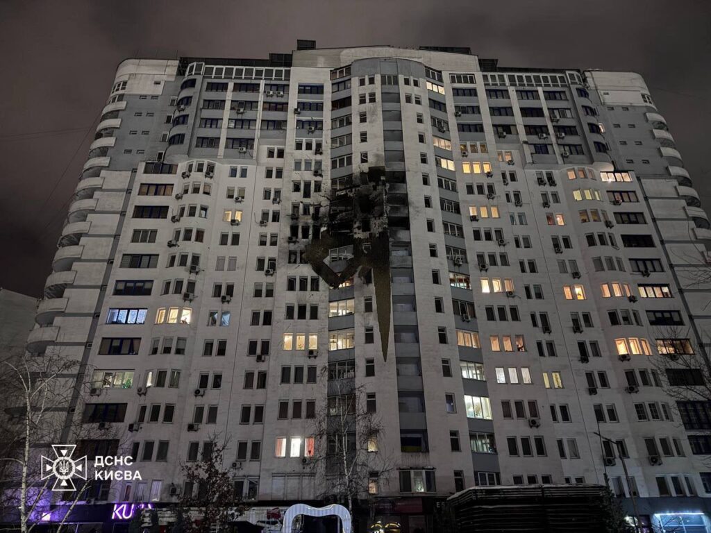Almost half of Kyiv’s high-rise buildings left without heat: residents urged to leave the city