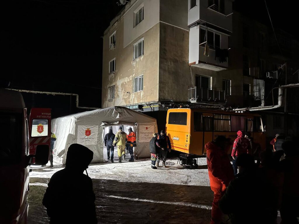 Росіяни вночі обстріляли Одесу: поранені дві людини, у місті є перебої електропостачанням