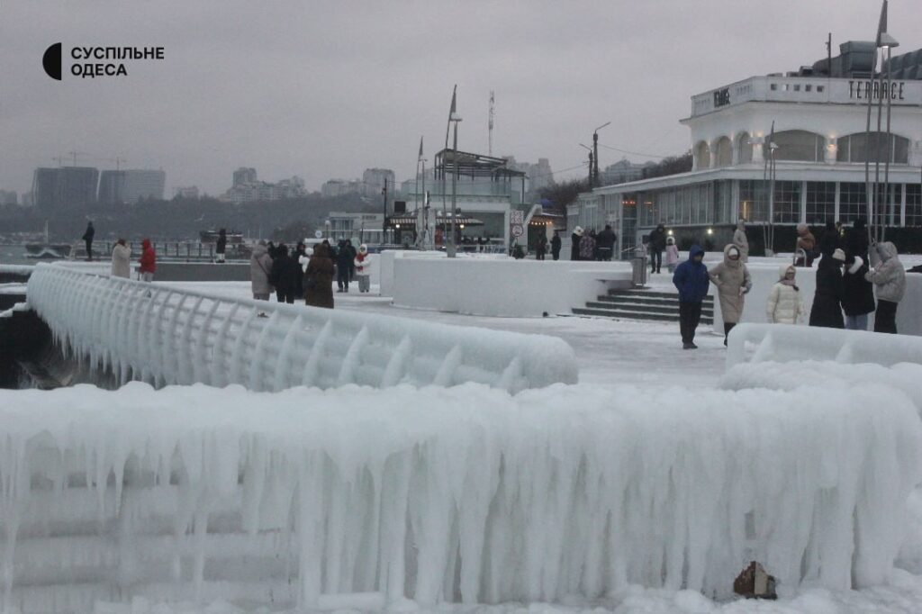 Льодовиковий період по-українськи: мороз і вітер перетворили узбережжя Чорного моря на крижаний пейзаж