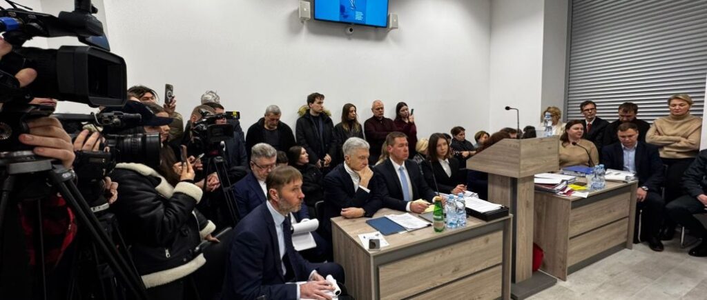 Порошенко про незаконні санкції: влада затягує процес у суді