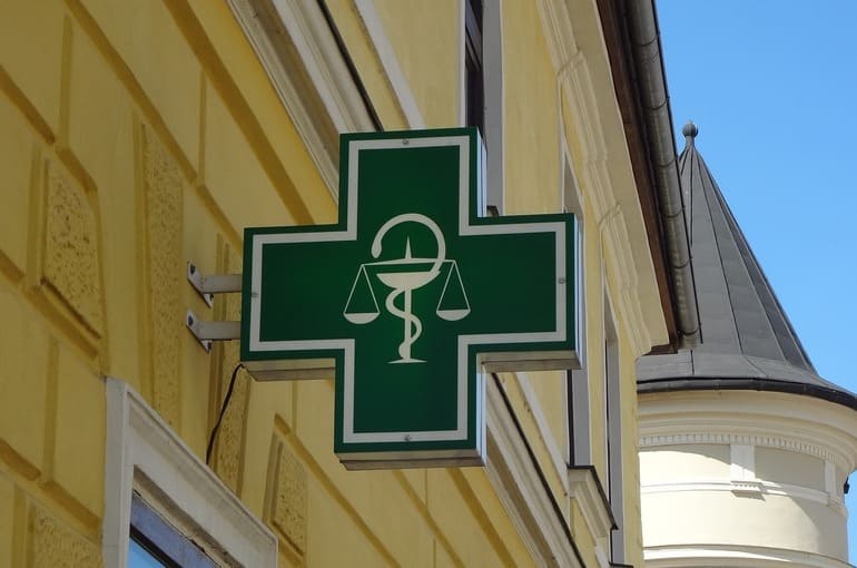 Вивели у тінь понад два мільярди гривень: у Києві викрили схему ухилення від податків в аптечній мережі