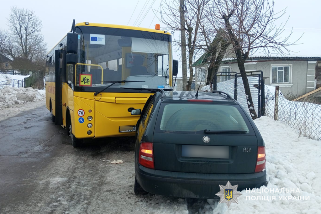 На Тернопільщині шкільний автобус зіткнувся з легковиком: є постраждала