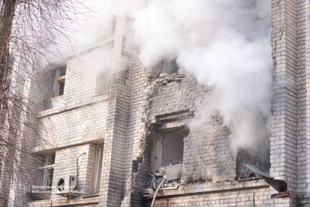 Армія РФ дроном влучила в пологовий будинок Запоріжжя: є постраждалі