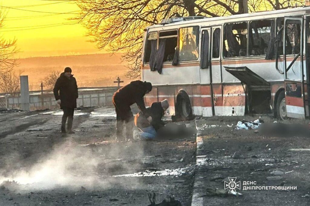 Російська армія атакувала автобус ДТЕК на Дніпропетровщині: 15 загиблих