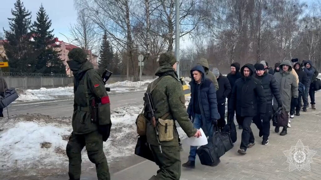 У Білорусі масово вручають повістки резервістам