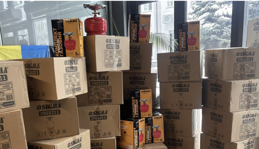 The Poroshenko Foundation and Kyiv’s European Solidarity are donating another 700 gas burners to residents.