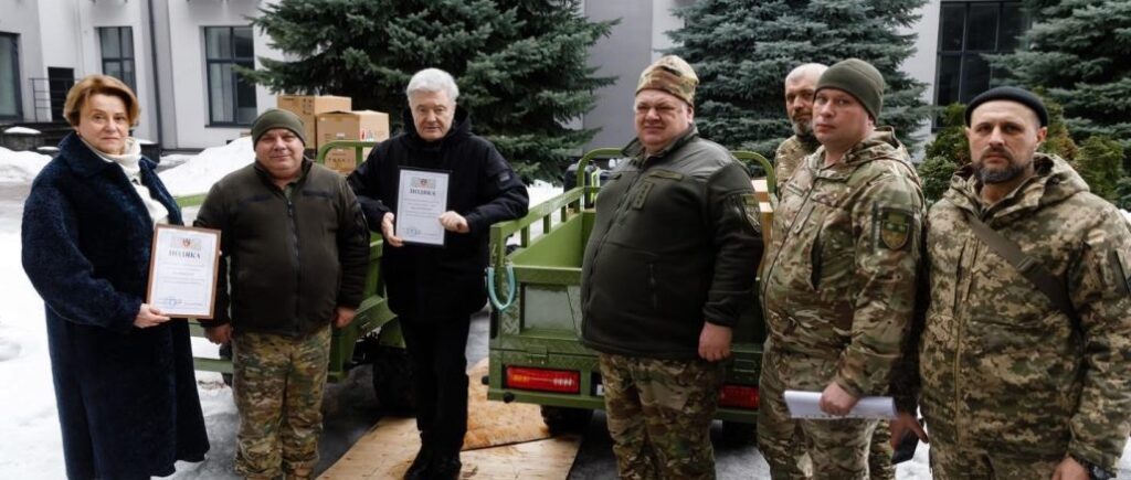 Порошенко передав техніку бійцям, які тримають оборону на Сумщині