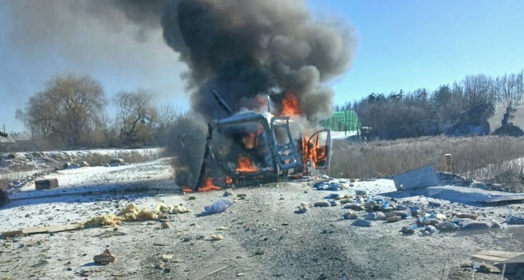 Армія РФ вдарила безпілотником по авто старости на Харківщині: він розвозив хліб