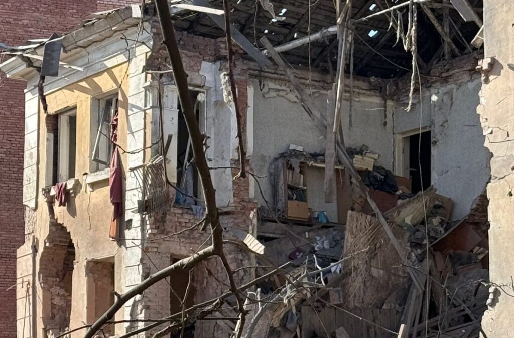 Russia attacked Sloviansk with KABs: 14-year-old girl among the wounded