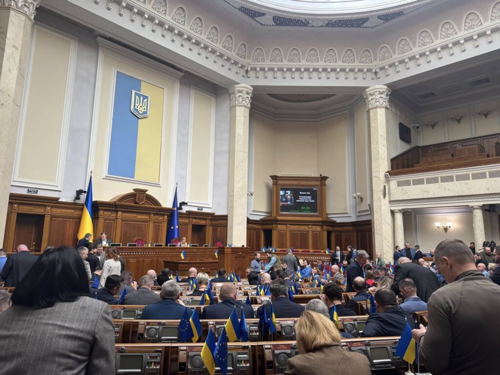 “Монобільшість вмерла”: як врятувати український парламент