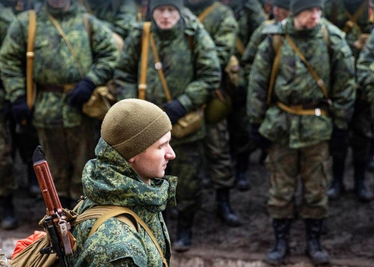 Росія обманом вербує жителів Криму до армії — ЦПД