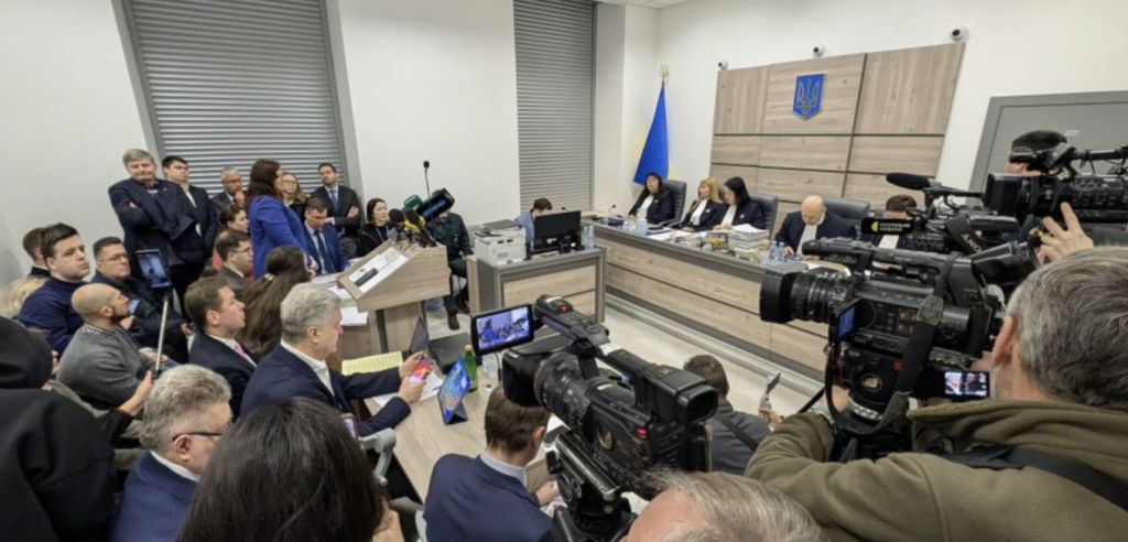 The Supreme Court hearing on Poroshenko’s lawsuit to lift sanctions was again scheduled in a courtroom that does not provide normal conditions for participants in the proceedings.