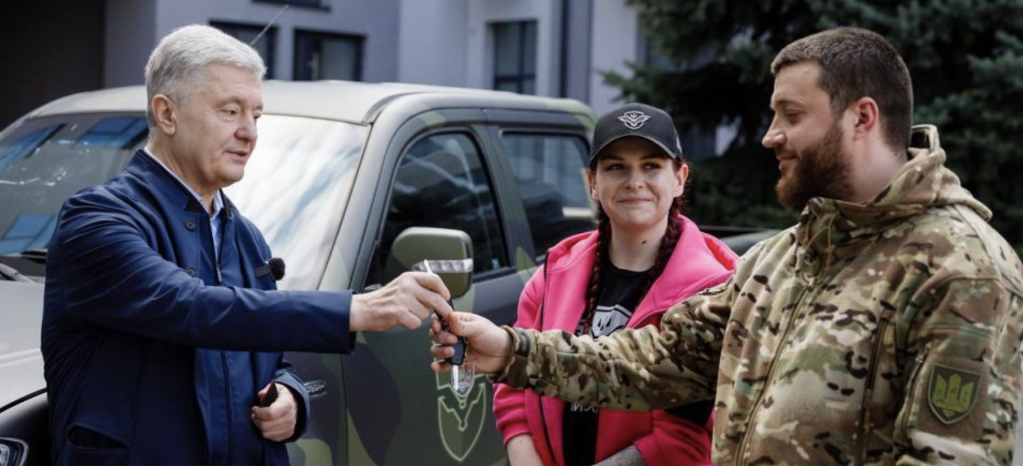Порошенко передав “Хижакам висот” пікап і техніку: у героїчному підрозділі величезна потреба в автівках