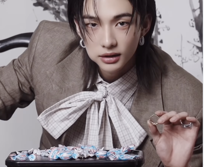 Учасник популярного K-pop-гурту дегустував цукерки Roshen у відео для журналу Elle