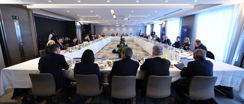 На засіданні Європейської народної партії було офіційно підтверджено підтримку ініціатив президента Порошенка, які стосуються українських питань.