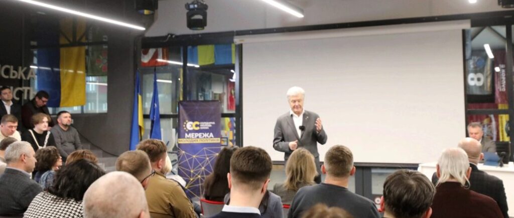 Порошенко призвал усилить дипломатический фронт для укрепления Украины
