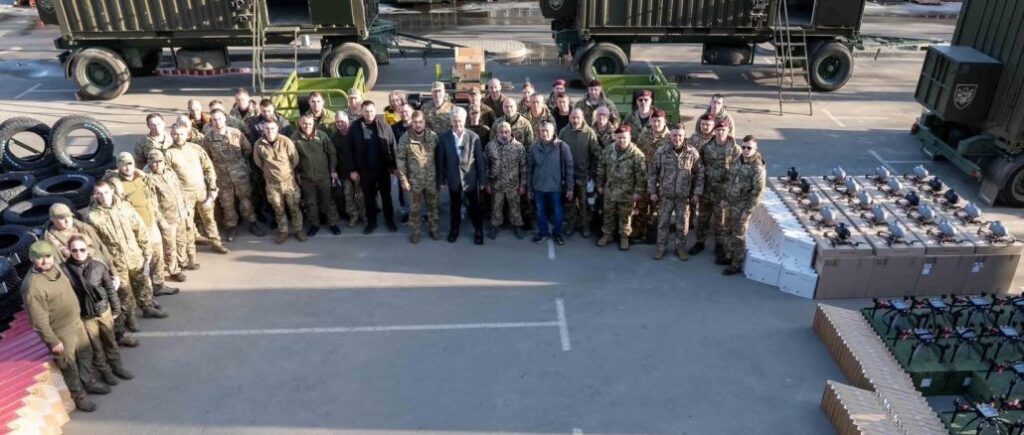 Порошенко передав техніку і дрони у 19 підрозділів Сил оборони