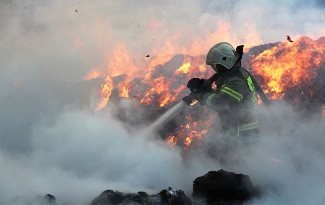 Пожежа після атаки дронів: нафтобаза в Росії горить другу добу