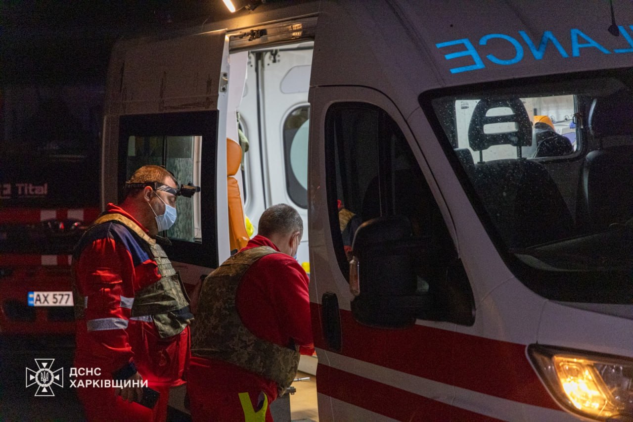 Дрон влучив у багатоповерхівку в Харкові: є постраждалі