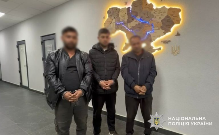 На Закарпатті чоловіки з палицями атакували авто ТЦК: їх затримали
