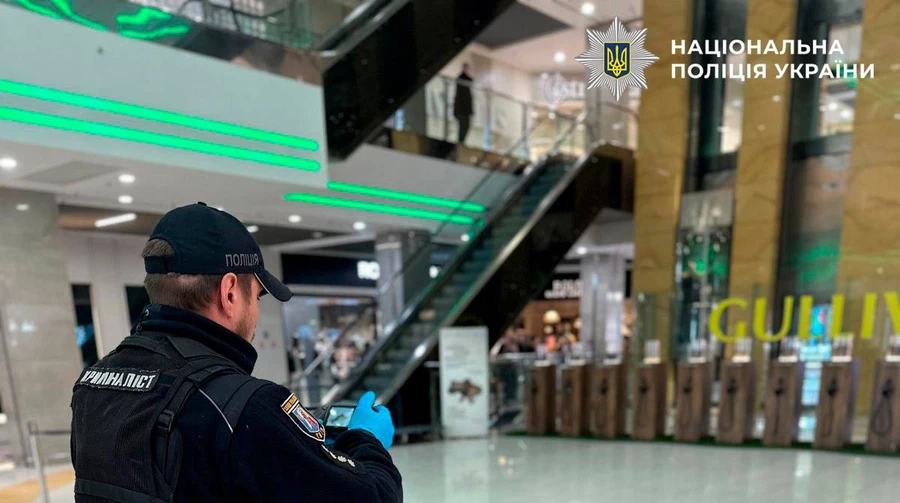 A man fell from the 5th floor and died in the Gulliver shopping center in Kyiv.