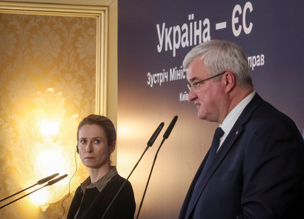 “Залиште брудне взуття на вулиці”: чому влада саботує вимоги Євросоюзу