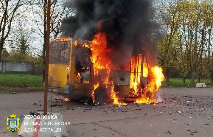 У Херсоні через атаку російського дрона згоріла маршрутка