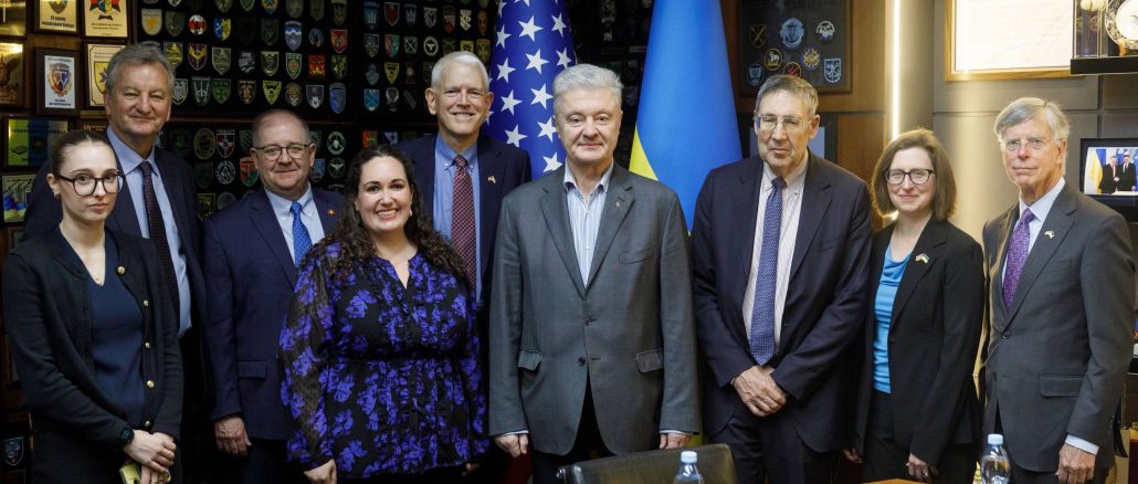 Порошенко обговорив з членами Атлантичної ради ключові глобальні виклики та потреби ЗСУ