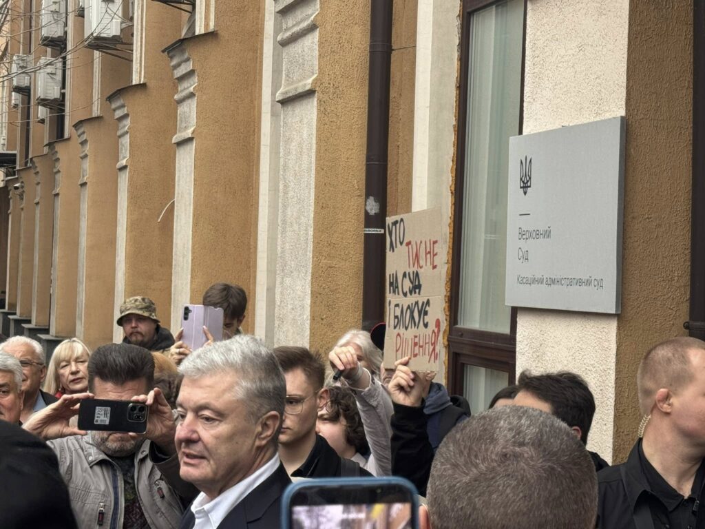 Ведмежа послуга: як Європа реагує на незаконні санкції проти Порошенка