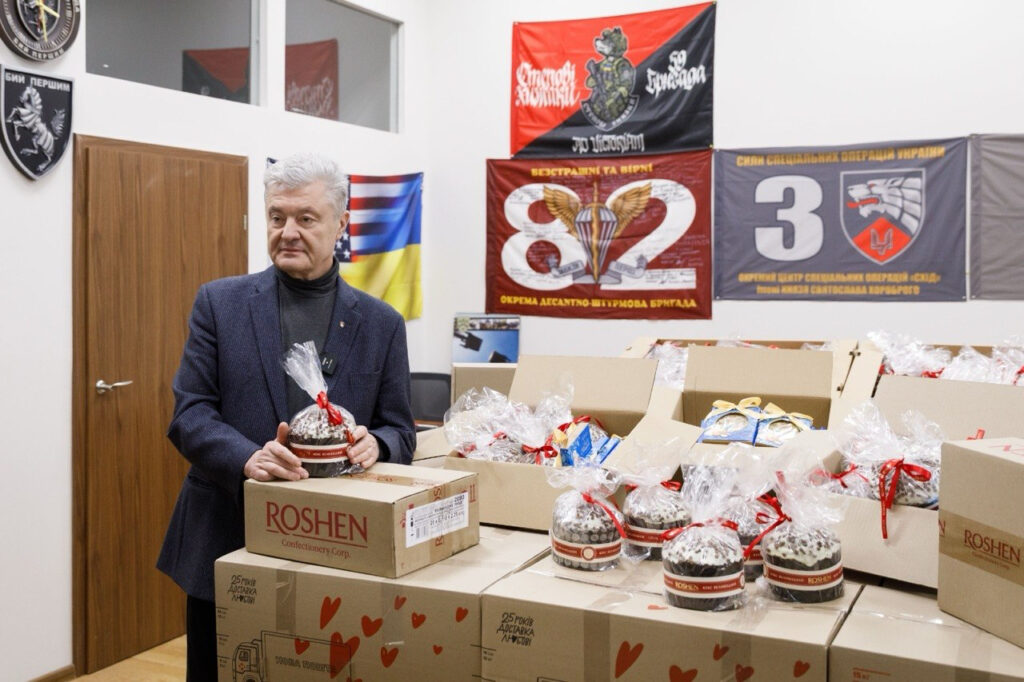 Poroshenko gave the military Easter cakes, which are causing queues in stores