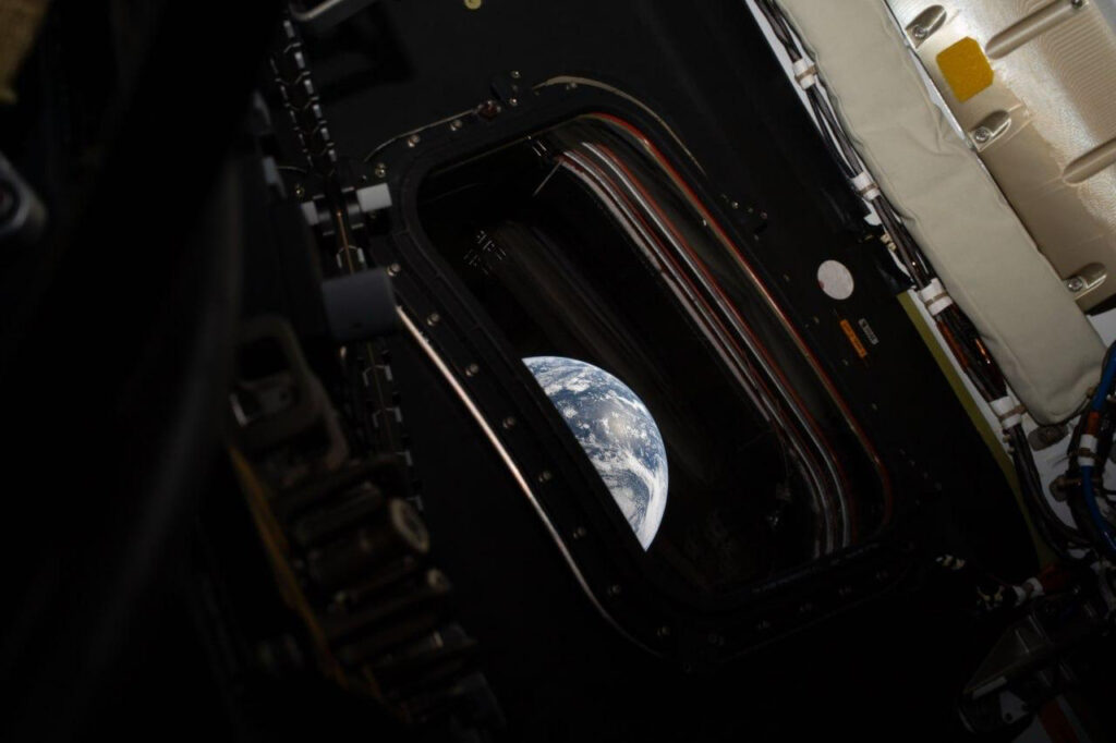 Artemis II astronauts approach the Moon and show footage of Earth