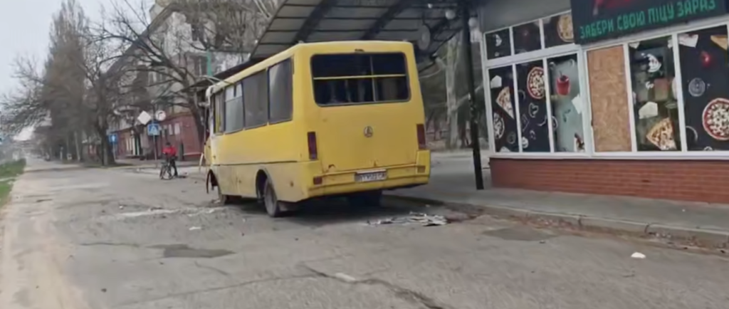 Росіяни атакували маршрутку у Херсоні: семеро постраждалих