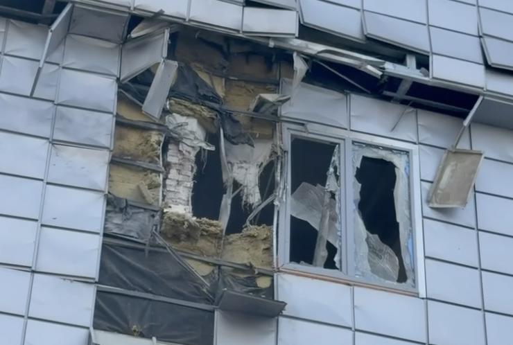 Росіяни дроном влучили у торговельний центр у Сумах: є поранені