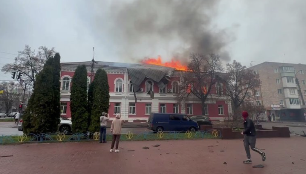 Россияне атаковали центр Прилук: горит здание горсовета