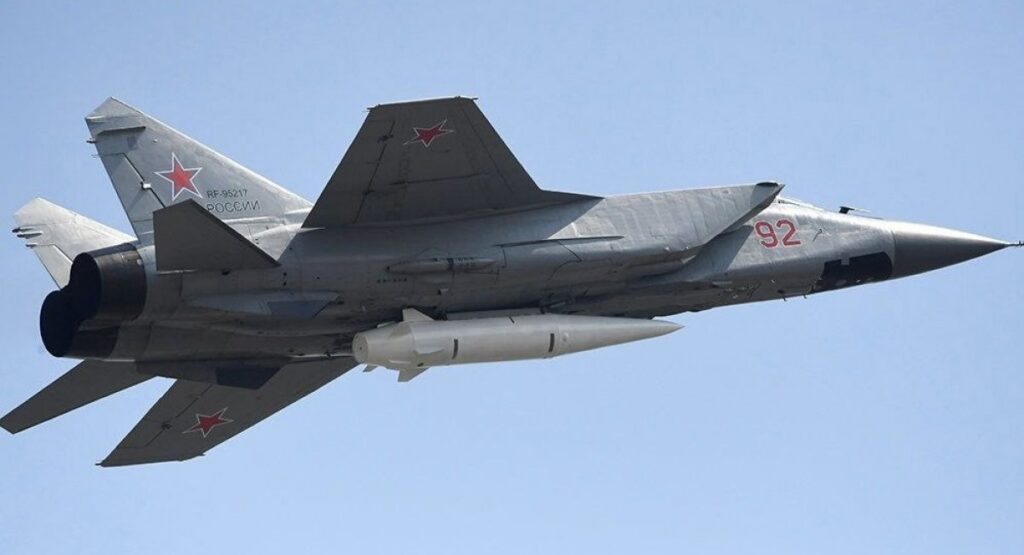 Росія била по Україні дронами та ракетами: була загроза “Кинджалів”
