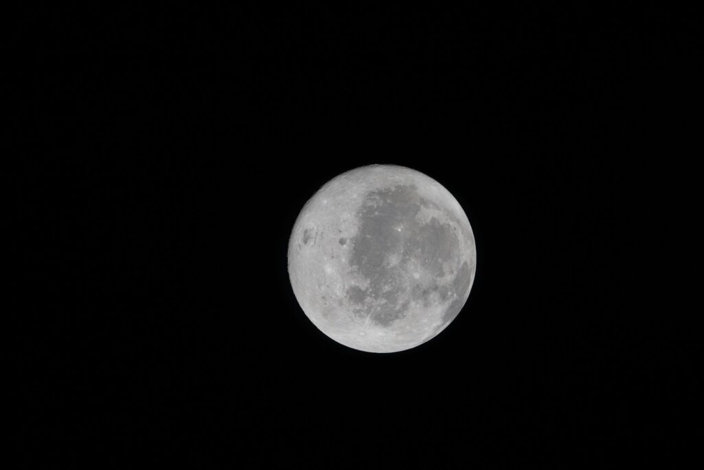 NASA wants to make a controlled fire on the Moon: the goals of the experiment