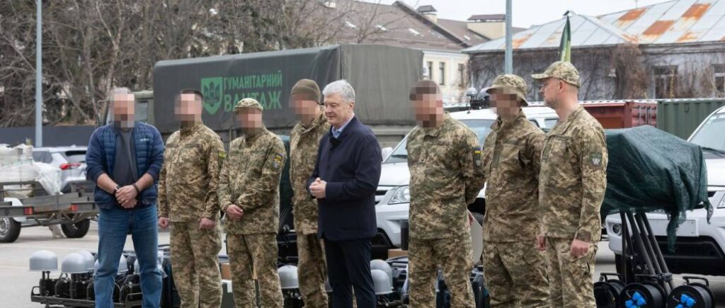 Порошенко передав військовим три комплекси “Ай-Петрі” та екскаватор для фортифікацій